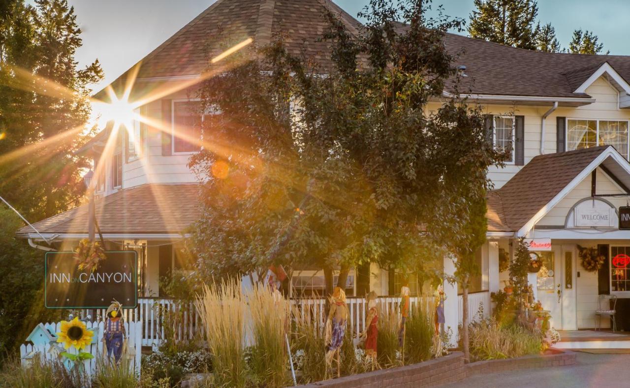 Inn On Canyon Radium Hot Springs Exterior photo