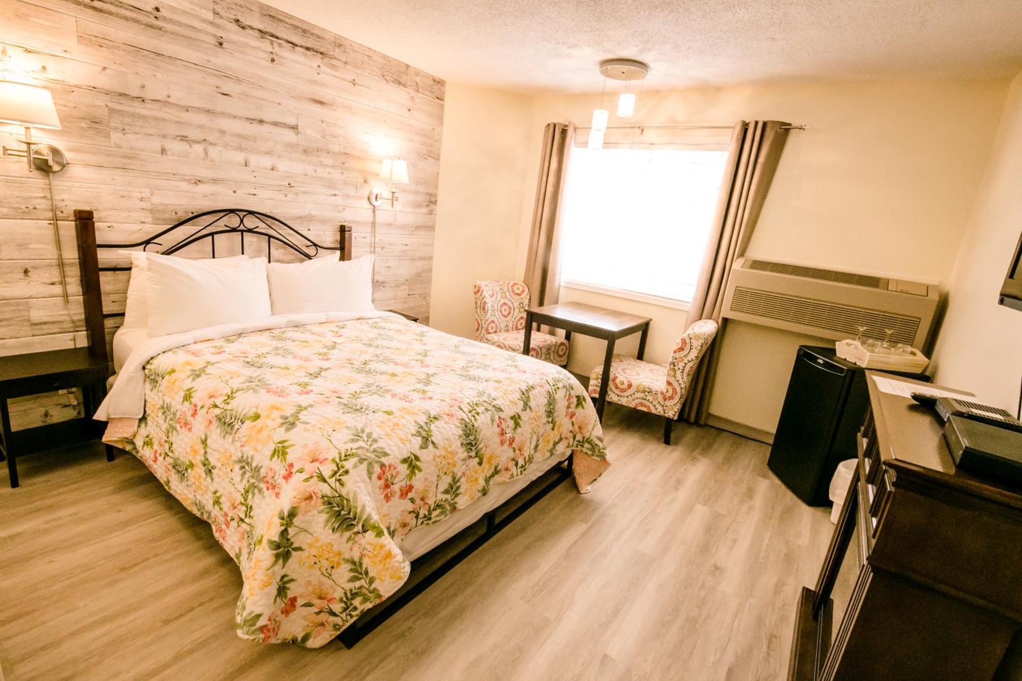 Inn On Canyon Radium Hot Springs Room photo